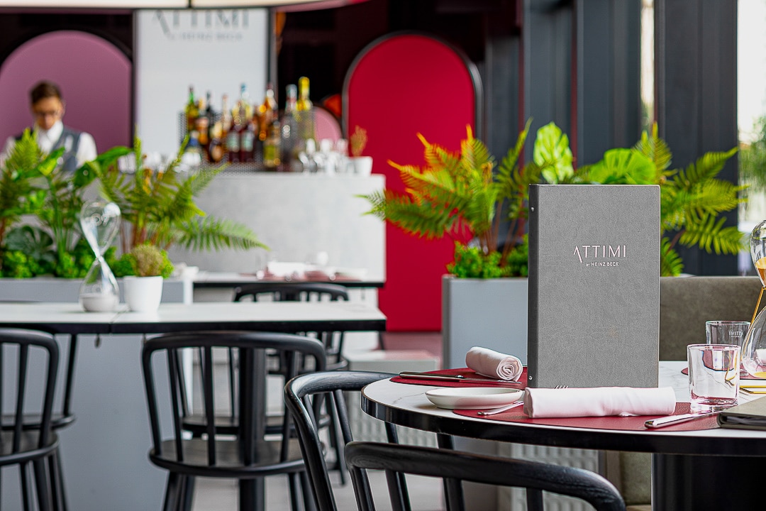 Dedans Attimi Heinz Beck porta menu similpelle clessidra sala pranzo