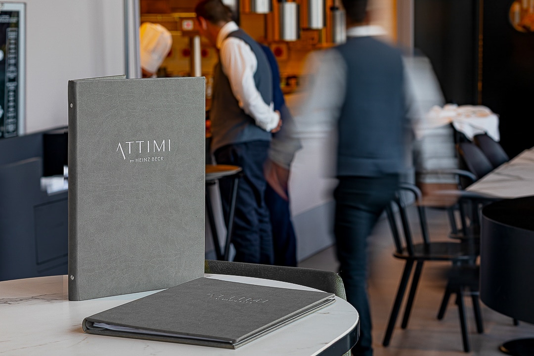 Dedans Attimi Heinz Beck porta menu similpelle camerieri