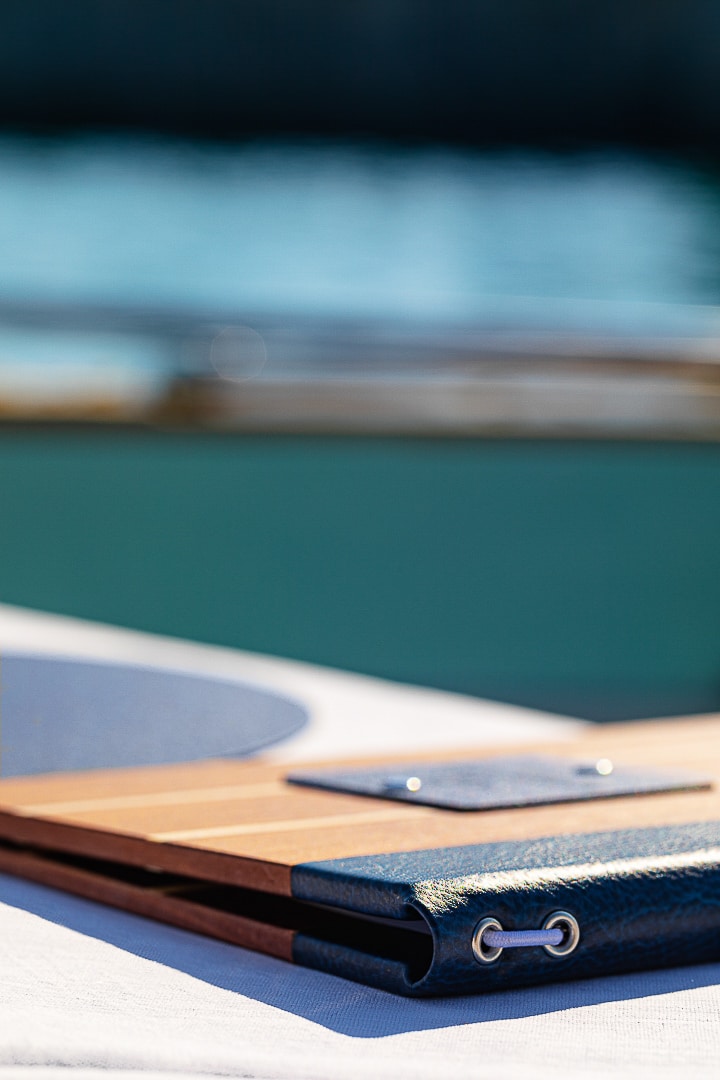 Corredo nautico porta menu e sotto piatti Dedans Bertoldi Boats elastico