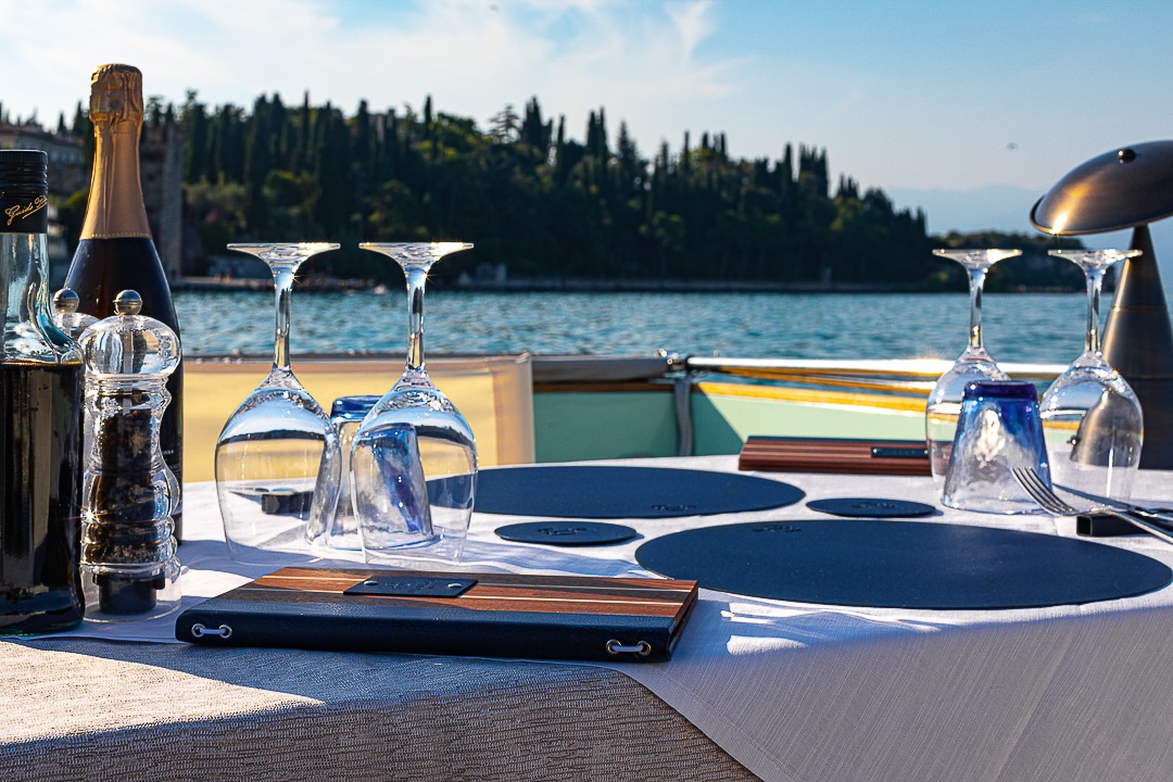 Corredo nautico porta menu e sotto piatti Dedans Bertoldi Boats mise en place