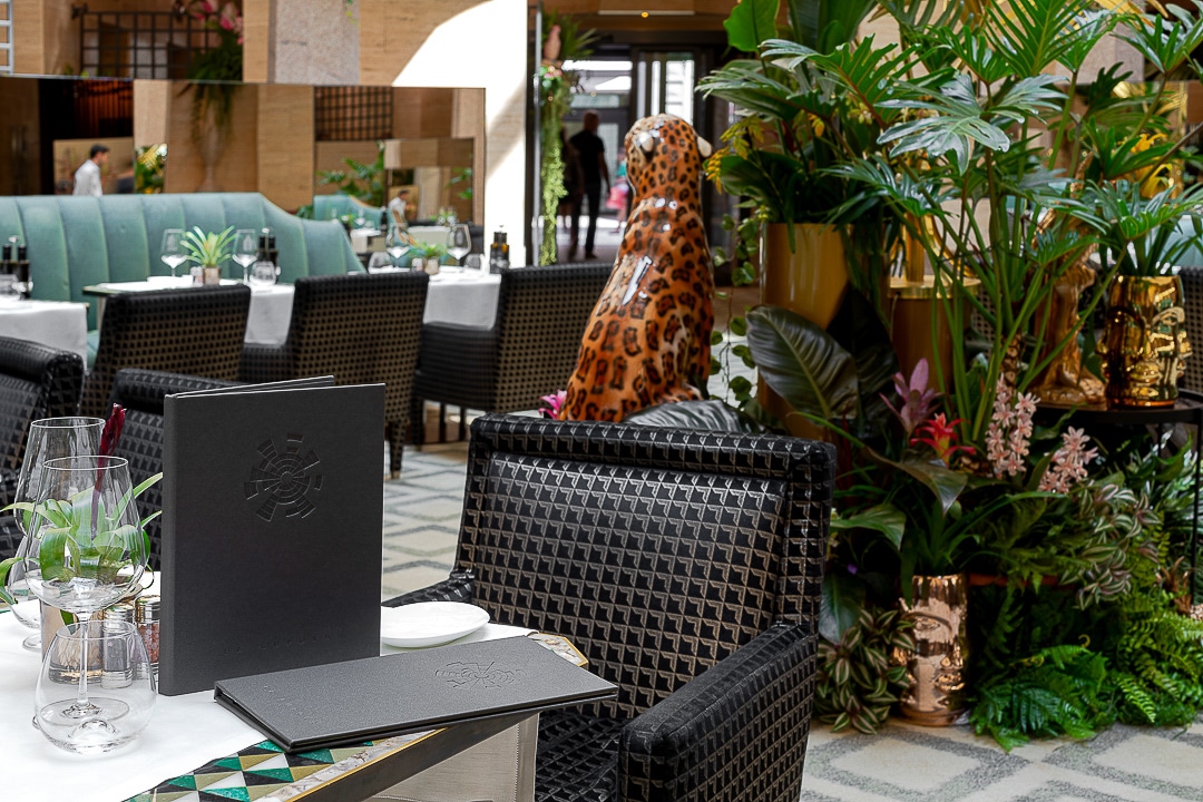 Dedans Park Hyatt porta menu similpelle La Cupola piante decorative