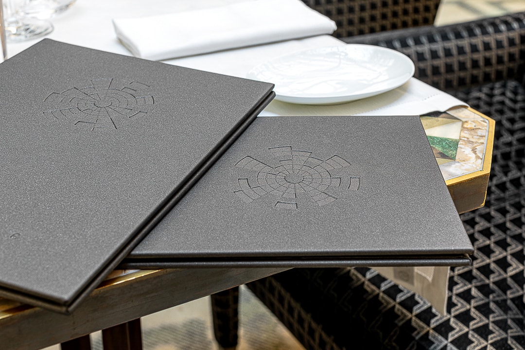 Dedans Park Hyatt porta menu similpelle La Cupola stampa a secco