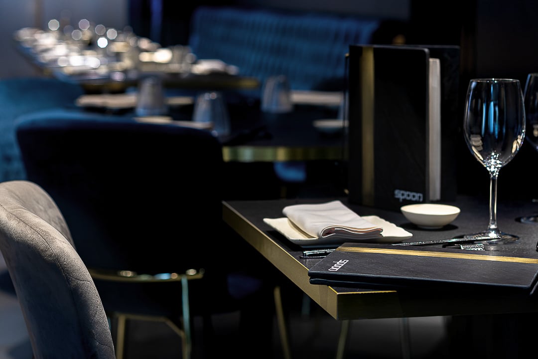 Dedans spoon porta menu pietra ottone profilo tavolo
