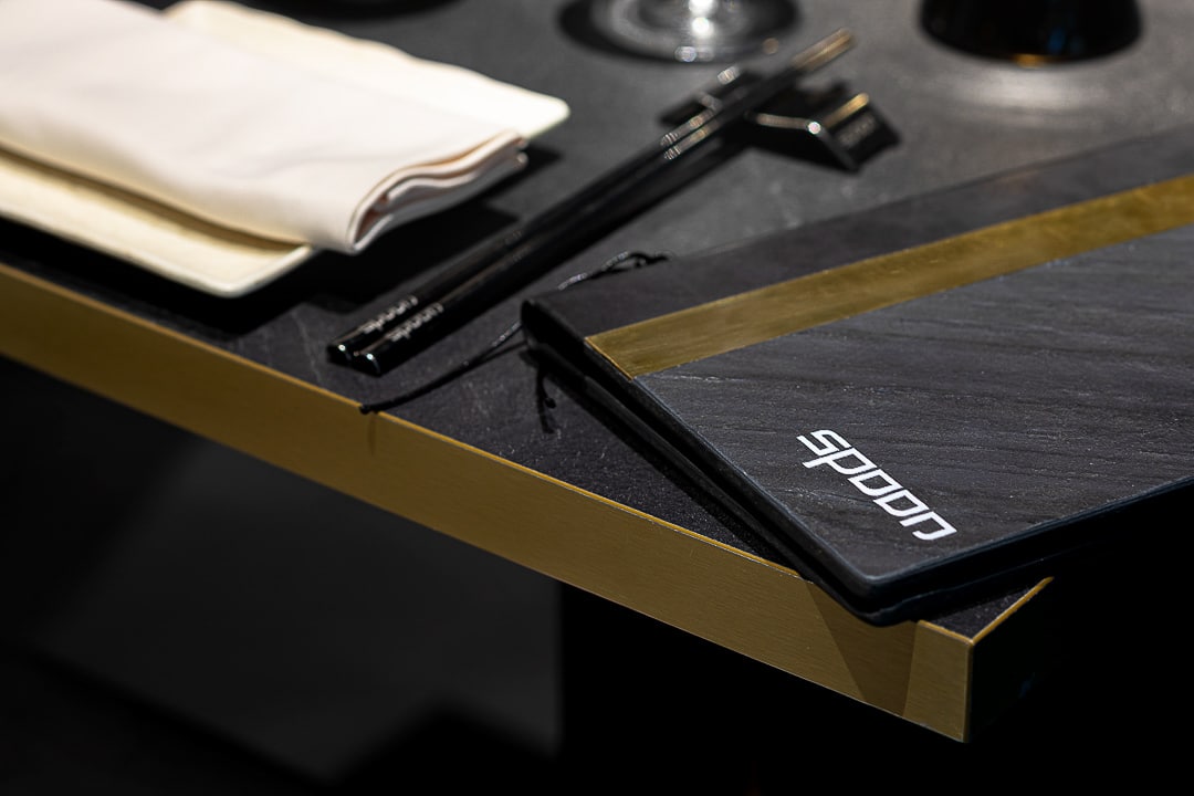 Dedans spoon porta menu pietra ottone profilo tavolo