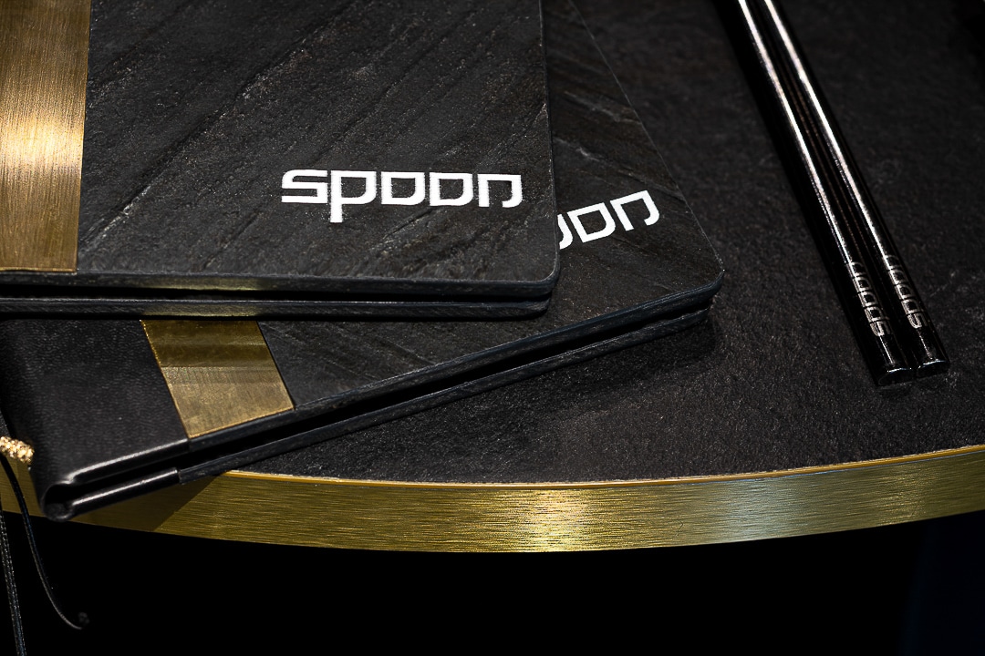 Dedans-spoon-porta-menu-pietra-ottone-7 Dedans spoon porta menu pietra ottone bacchette cinesi