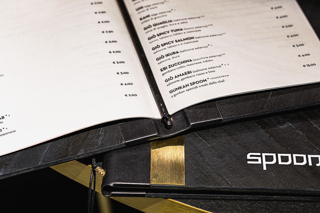 Dedans spoon porta menu pietra ottone impaginazione