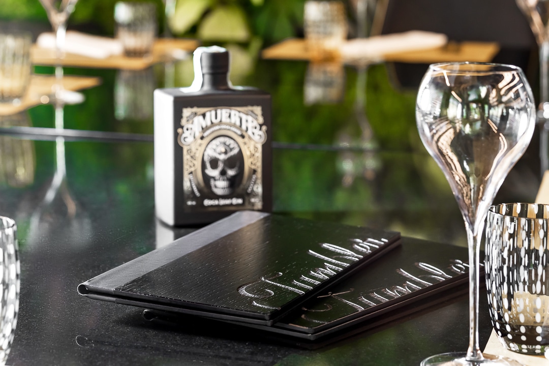 Dedans monopiatto in legno laccato nero con incisione laser e gin Muerte