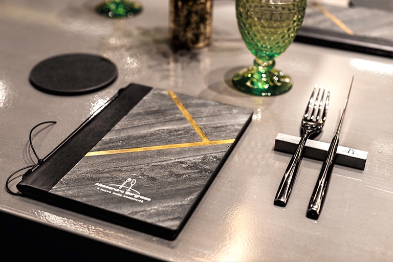 Porta Menu in pietra con inserti in ottone